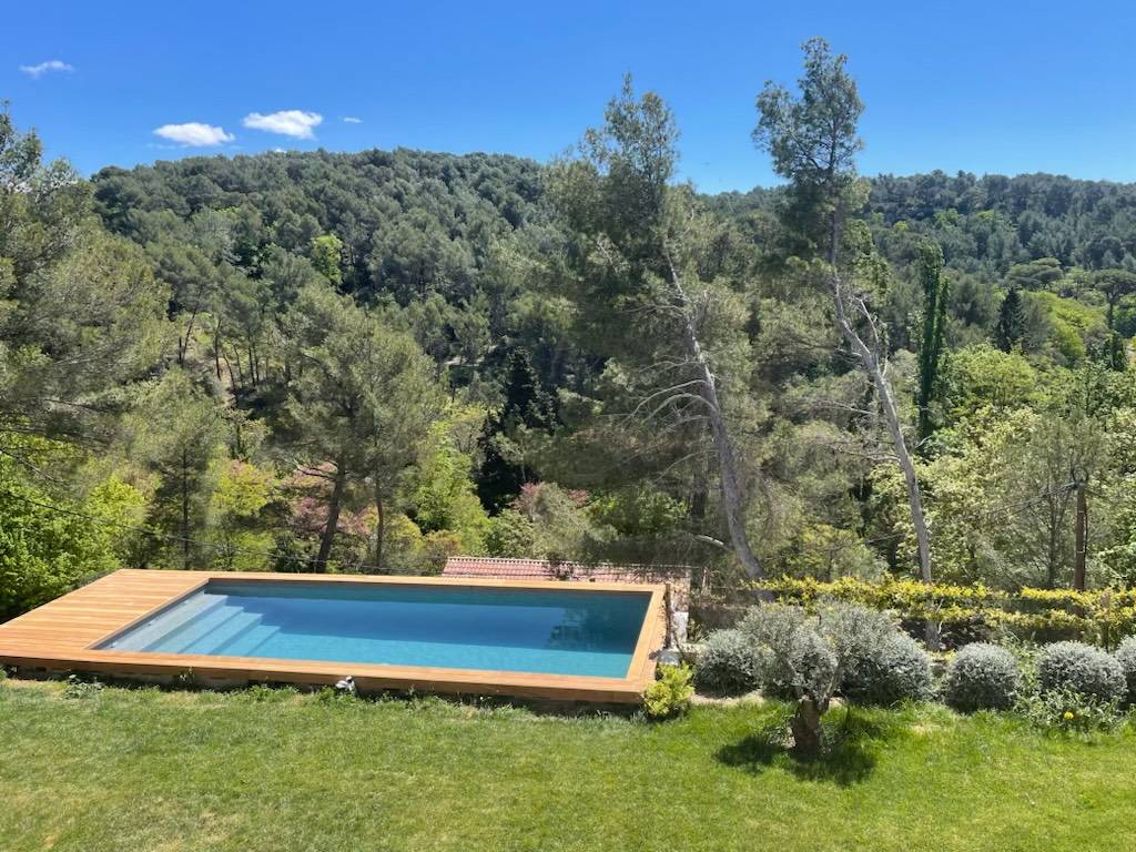 Rénovation complète de piscine traditionnelle en béton avec pose de PVC armé à SAINT MARC JAUMEGARDE AIX EN PROVENCE