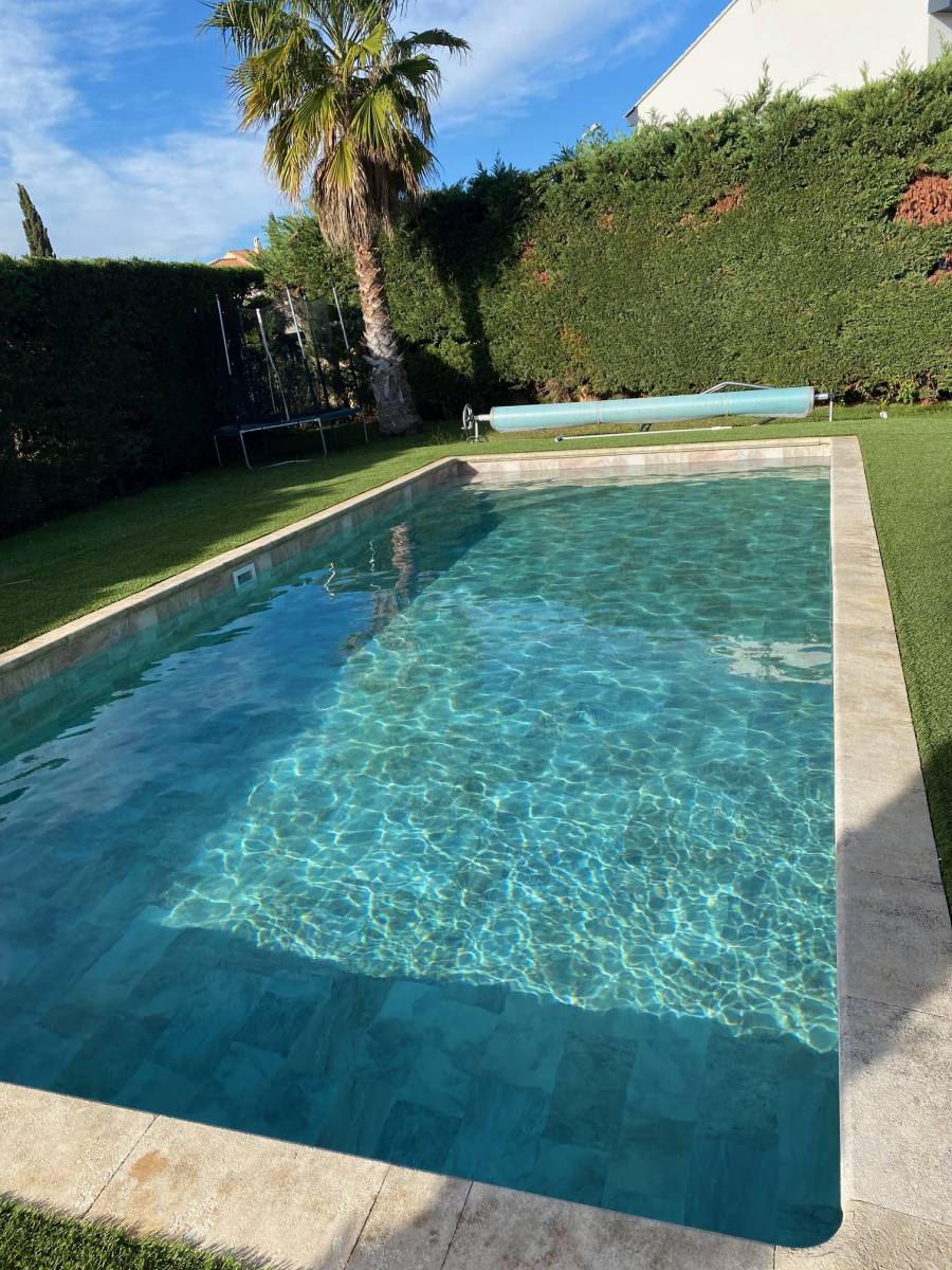 Remise à neuf de piscine avec PVC armé effet carrelé pierre de Bali à Saint-Rémy-de-Provence