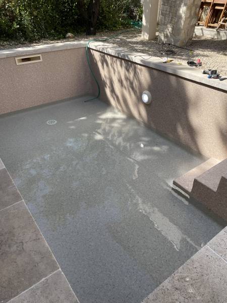 Construction d’une piscine en béton armé sur Aix en Provence avec pose d’un revêtement pvc armé et margelles en travertin