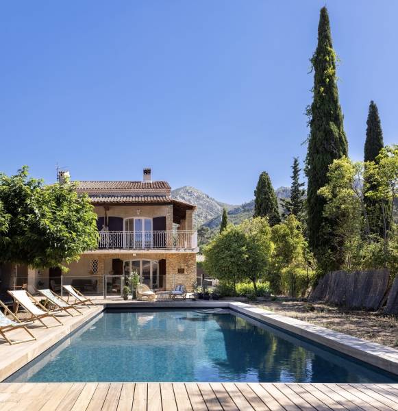 CONSTRUCTION D'UNE PISCINE BETON AVEC PVC ARMÉ ALKORPLAN GRANIT GRIS À AIX EN PROVENCE