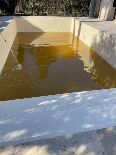 eau de piscine ferrugineuse soit de forage