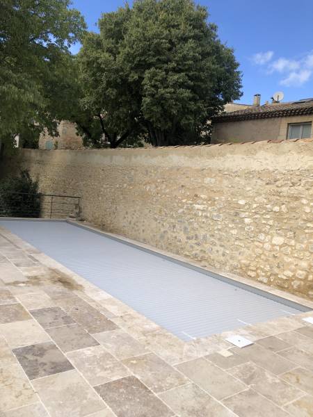 INSTALLATION D'UN VOLET ROULANT IMMERGÉ MARIN DUBUARD AVEC CAILLEBOTIS PVC GRIS CLAIR À SALON DE PROVENCE