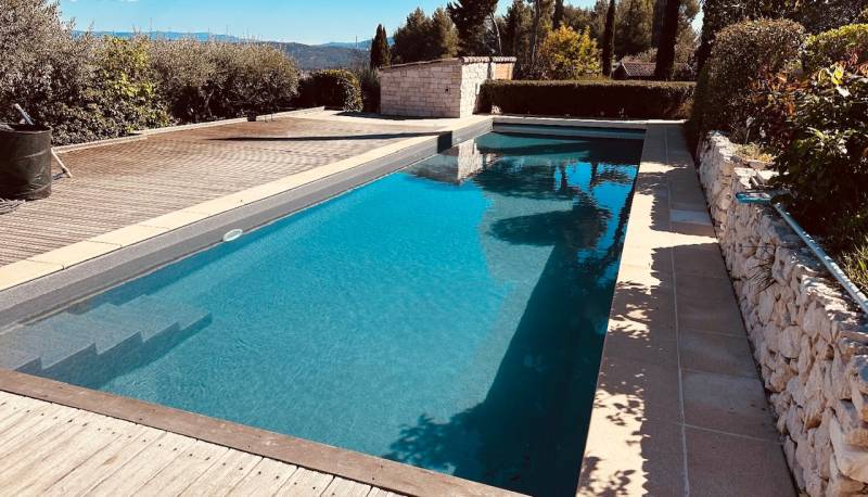 Résultat final d’une rénovation de piscine à Aix-en-Provence avec LJS